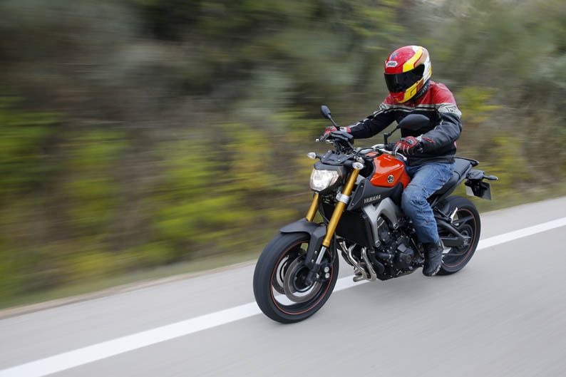Comparativa MV Augusta brutale 800, Triumph Street Triple R ABS y Yamaha MT-09. Fotos