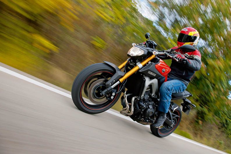 Comparativa MV Augusta brutale 800, Triumph Street Triple R ABS y Yamaha MT-09. Fotos