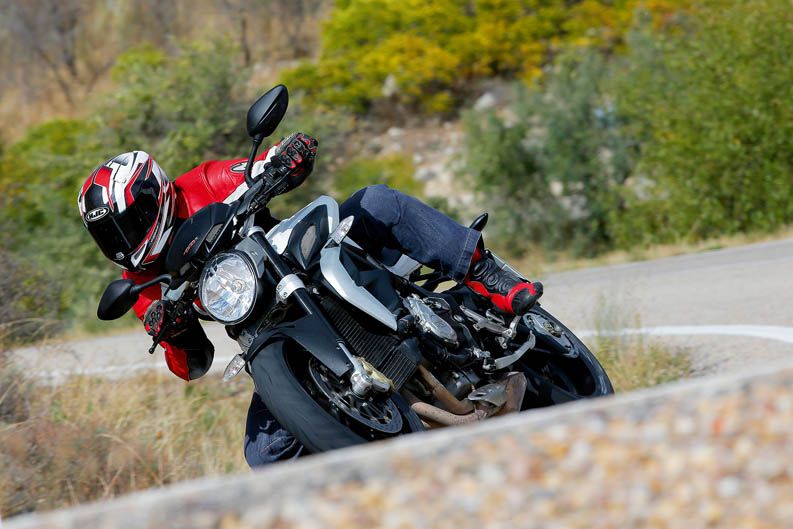 Comparativa MV Augusta brutale 800, Triumph Street Triple R ABS y Yamaha MT-09. Fotos