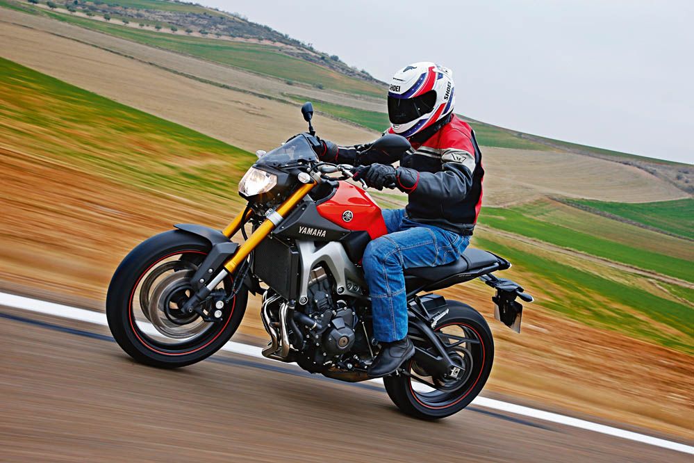 Comparativa naked Kawasaki, Suzuki y Yamaha. Galería de fotos