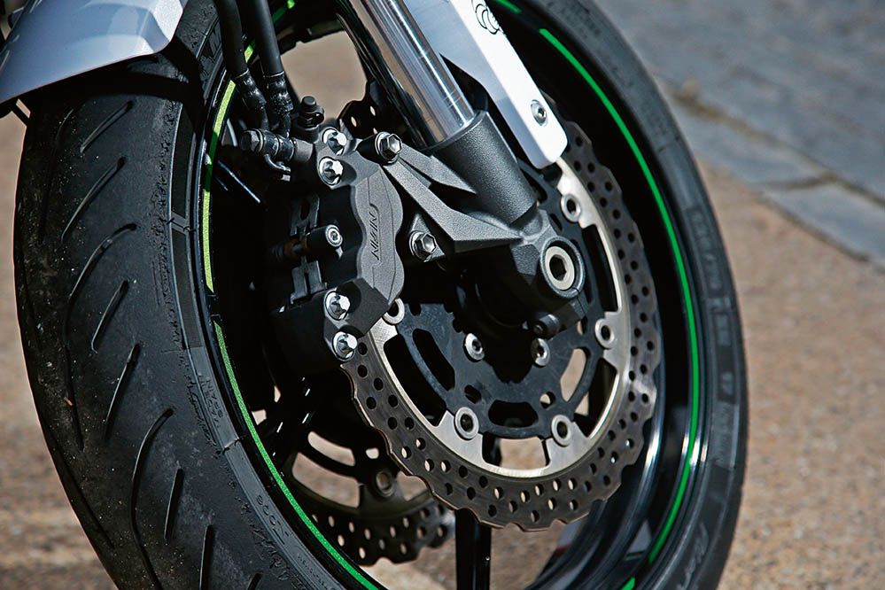 Comparativa naked Kawasaki, Suzuki y Yamaha. Galería de fotos