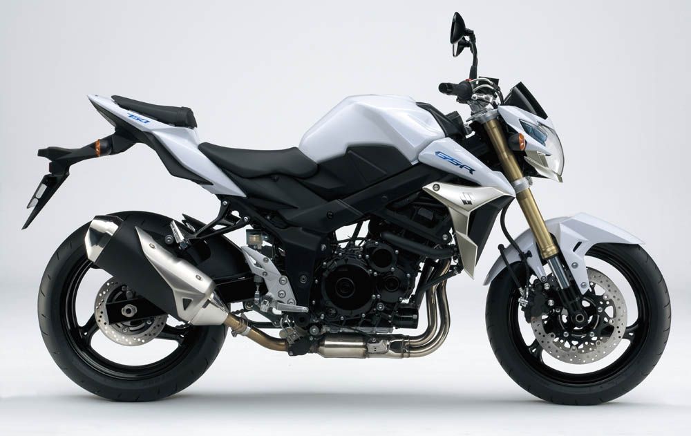 Comparativa naked Kawasaki, Suzuki y Yamaha. Galería de fotos