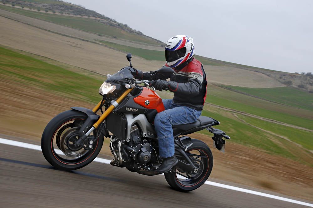 Comparativa naked Kawasaki, Suzuki y Yamaha. Galería de fotos