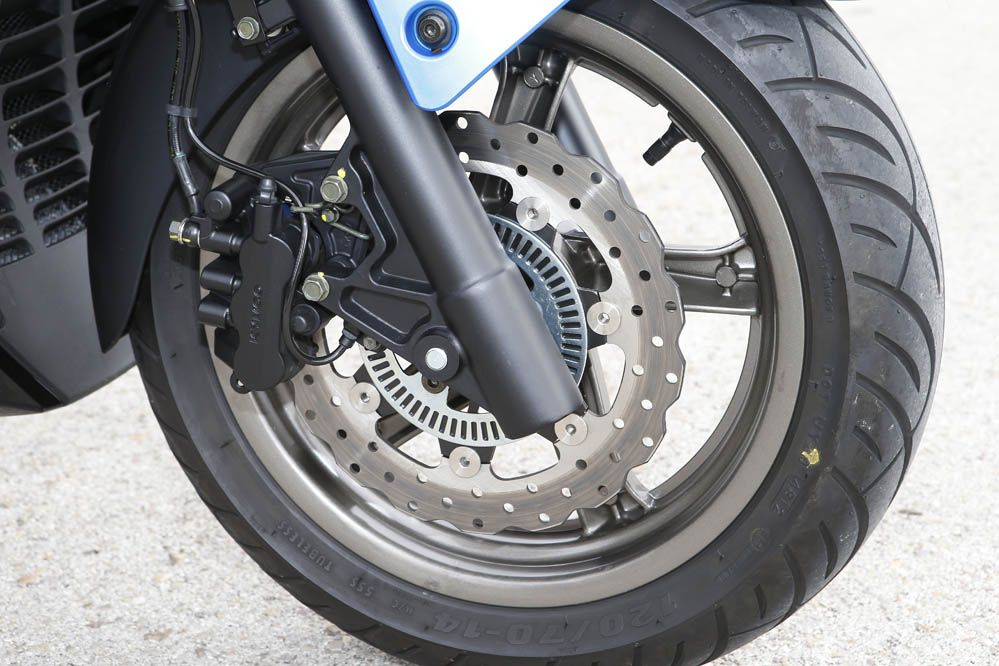 Comparativa Scooter: Kawasaki J300 ABS y Kymco K-XCT 300. Fotos