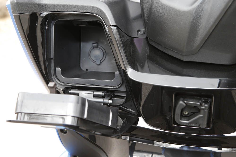 Comparativa Scooter: Kawasaki J300 ABS y Kymco K-XCT 300. Fotos