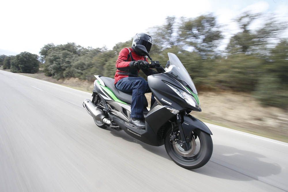 Comparativa Scooter: Kawasaki J300 ABS y Kymco K-XCT 300. Fotos