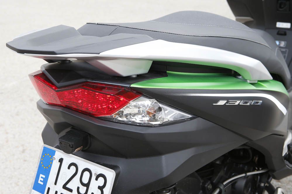 Comparativa Scooter: Kawasaki J300 ABS y Kymco K-XCT 300. Fotos