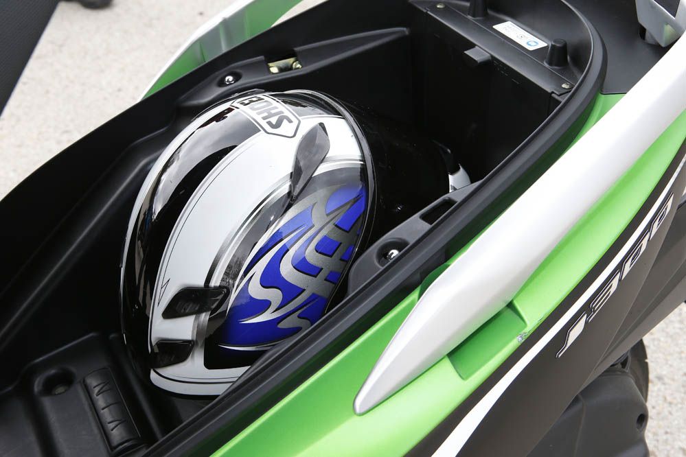 Comparativa Scooter: Kawasaki J300 ABS y Kymco K-XCT 300. Fotos