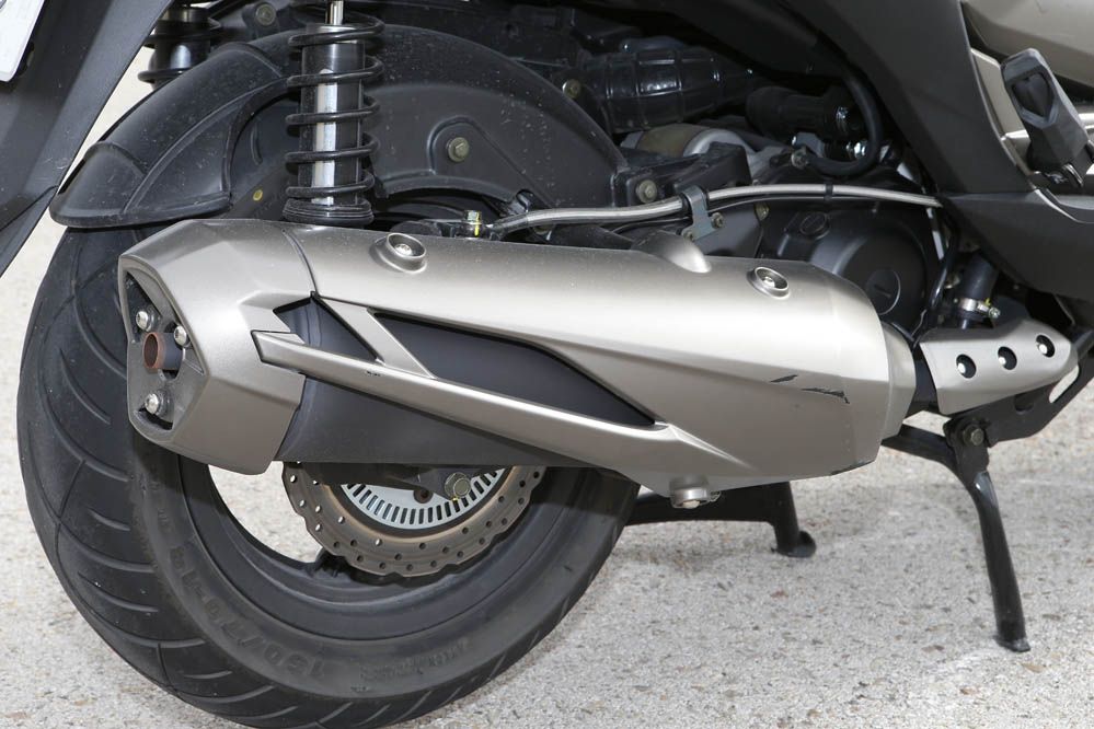 Comparativa Scooter: Kawasaki J300 ABS y Kymco K-XCT 300. Fotos