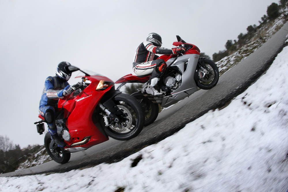 Comparativa: Ducati 899 Panigale - Mv Agusta F3 800. Galería de fotos.