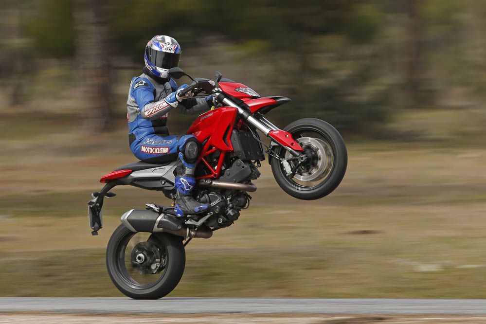 Comparativa Ducati Hypermotard y MV Agusta Rivale 800. Galería de fotos
