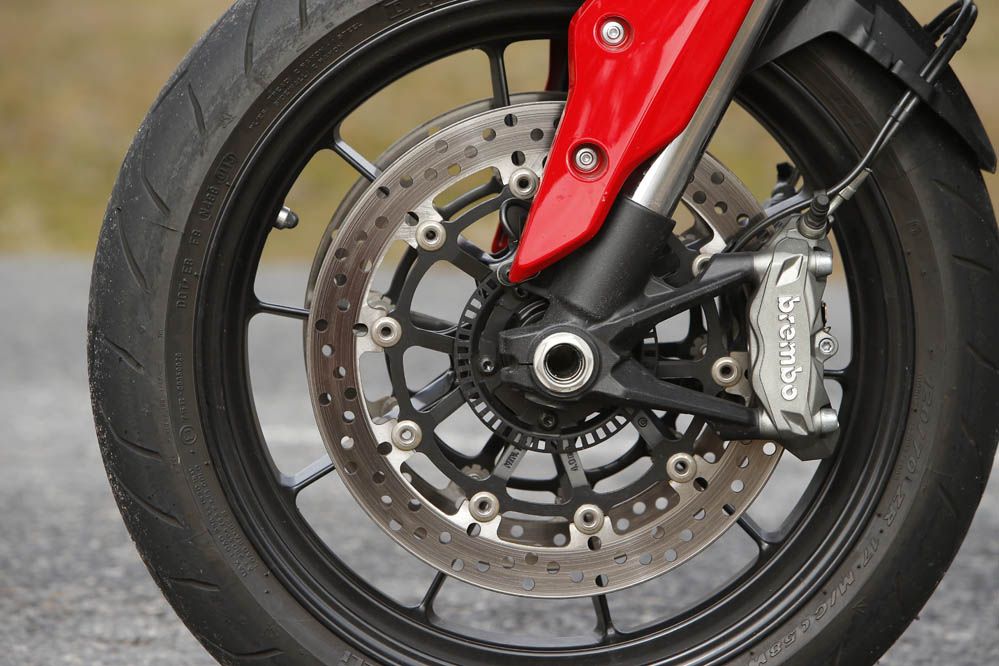 Comparativa Ducati Hypermotard y MV Agusta Rivale 800. Galería de fotos