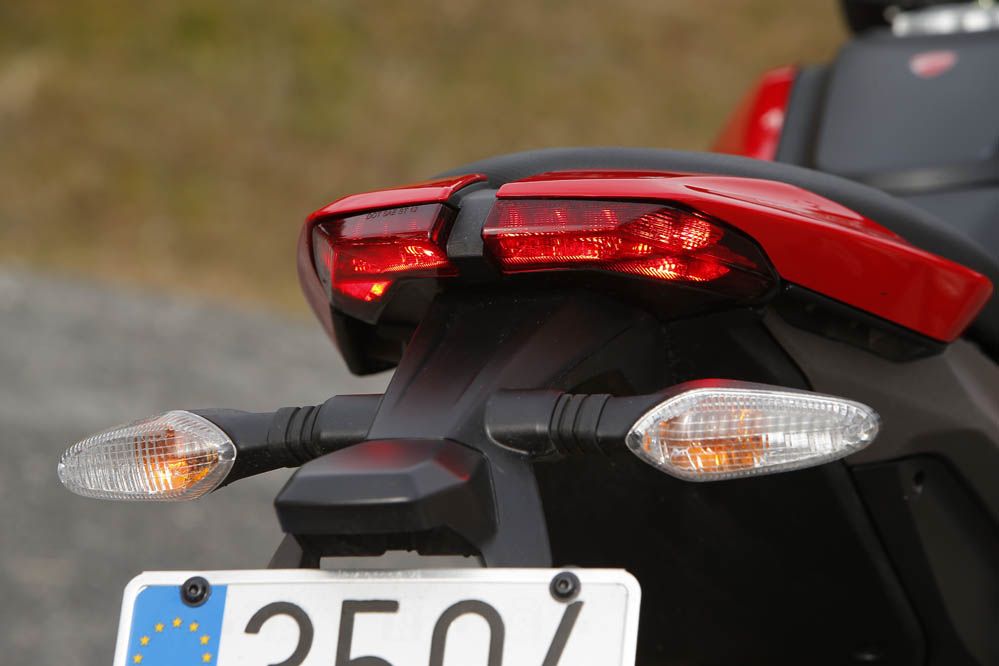 Comparativa Ducati Hypermotard y MV Agusta Rivale 800. Galería de fotos