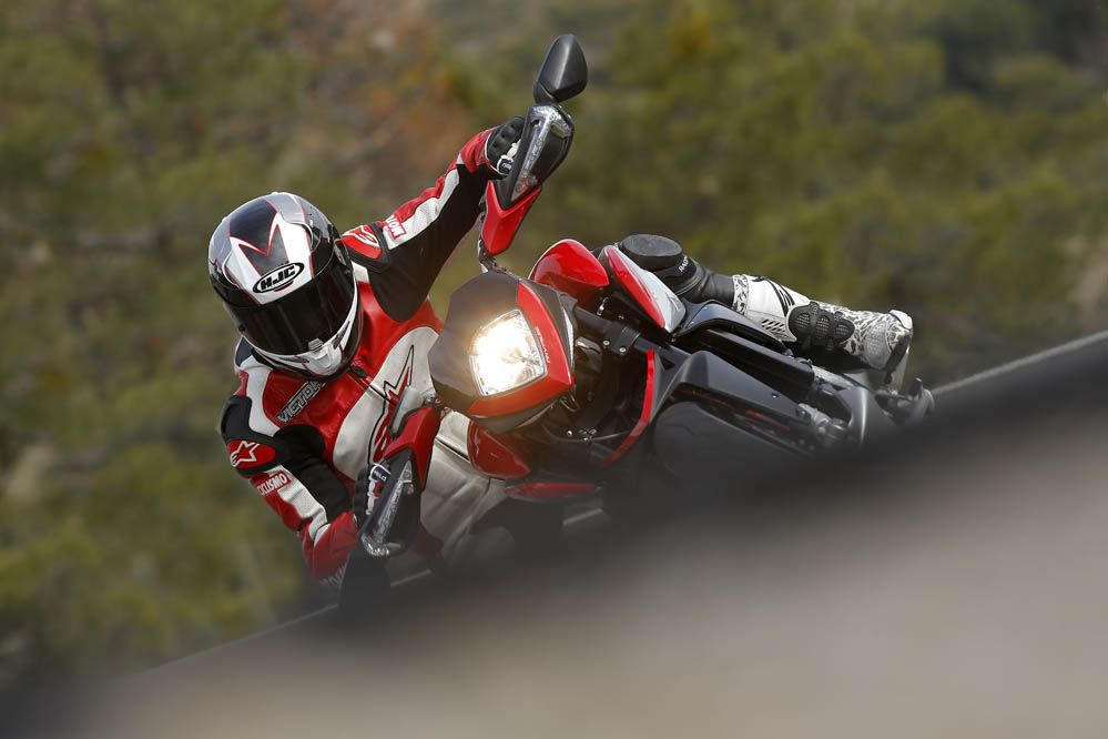 Comparativa Ducati Hypermotard y MV Agusta Rivale 800. Galería de fotos