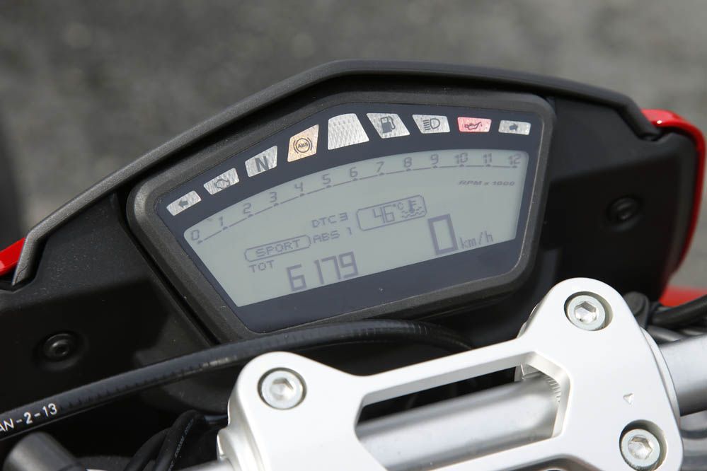 Comparativa Ducati Hypermotard y MV Agusta Rivale 800. Galería de fotos
