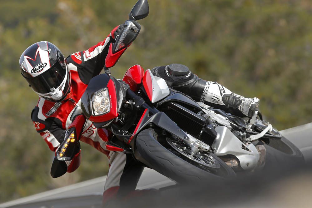 Comparativa Ducati Hypermotard y MV Agusta Rivale 800. Galería de fotos
