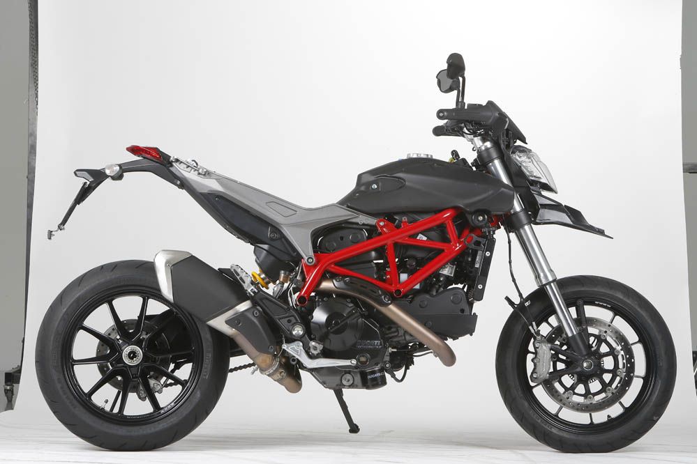 Comparativa Ducati Hypermotard y MV Agusta Rivale 800. Galería de fotos