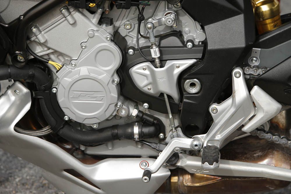 Comparativa Ducati Hypermotard y MV Agusta Rivale 800. Galería de fotos