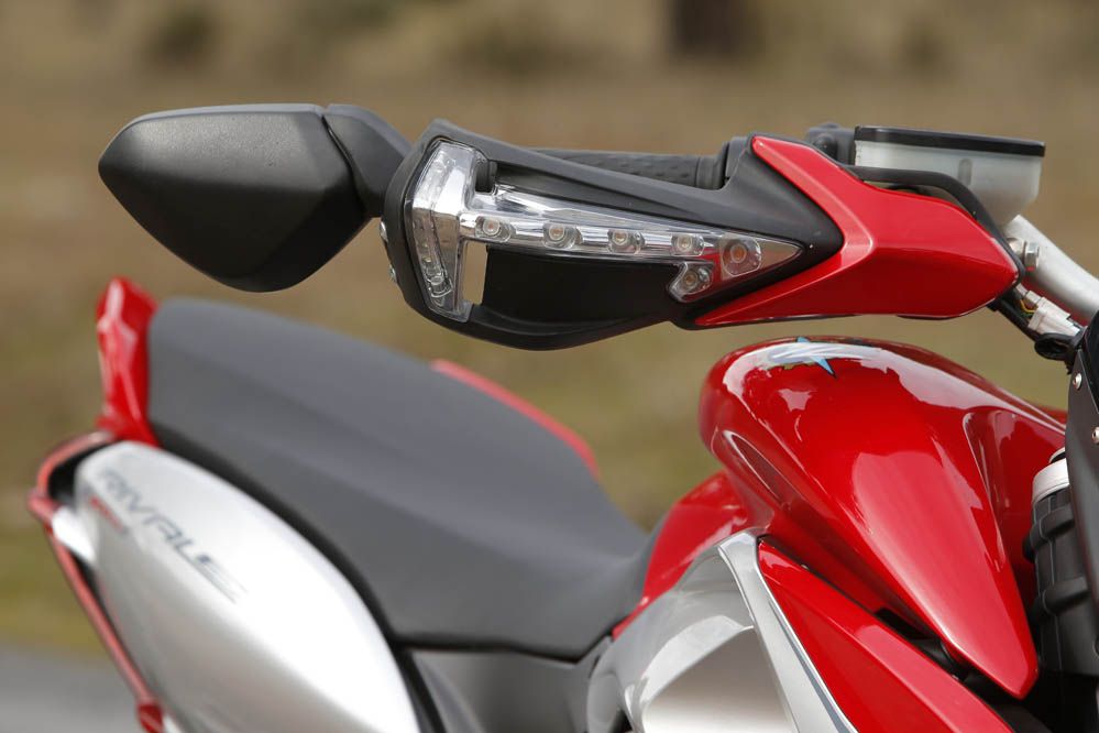 Comparativa Ducati Hypermotard y MV Agusta Rivale 800. Galería de fotos