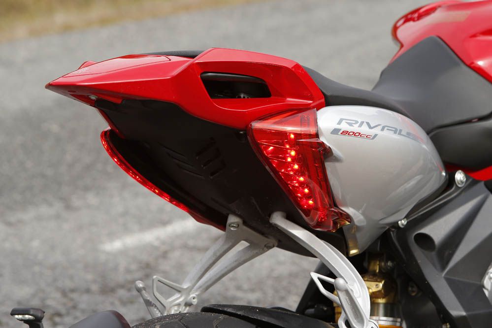 Comparativa Ducati Hypermotard y MV Agusta Rivale 800. Galería de fotos