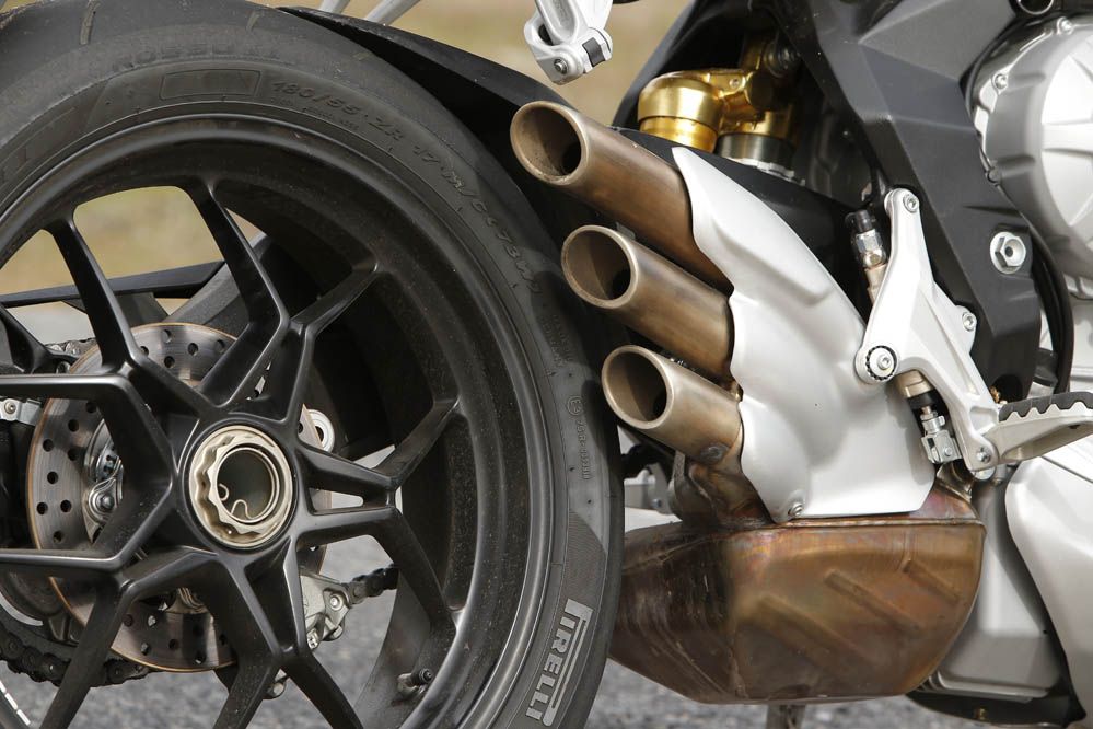 Comparativa Ducati Hypermotard y MV Agusta Rivale 800. Galería de fotos