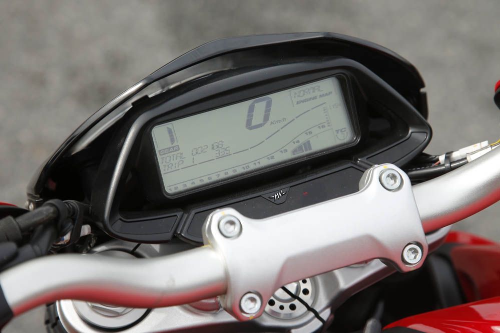 Comparativa Ducati Hypermotard y MV Agusta Rivale 800. Galería de fotos