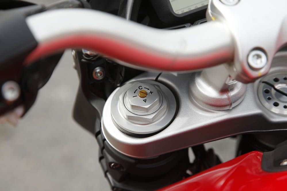 Comparativa Ducati Hypermotard y MV Agusta Rivale 800. Galería de fotos