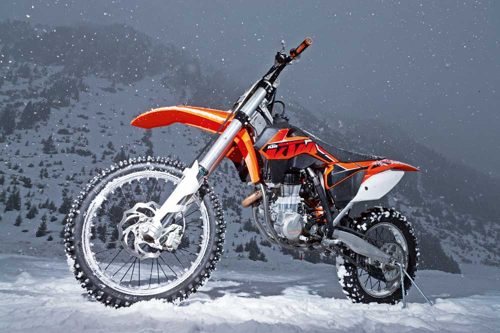 KTM XBow versus KTM 450 SXF en la nieve