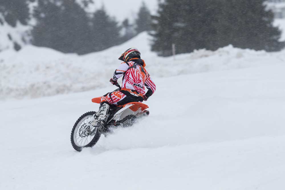 KTM XBow versus KTM 450 SXF en la nieve