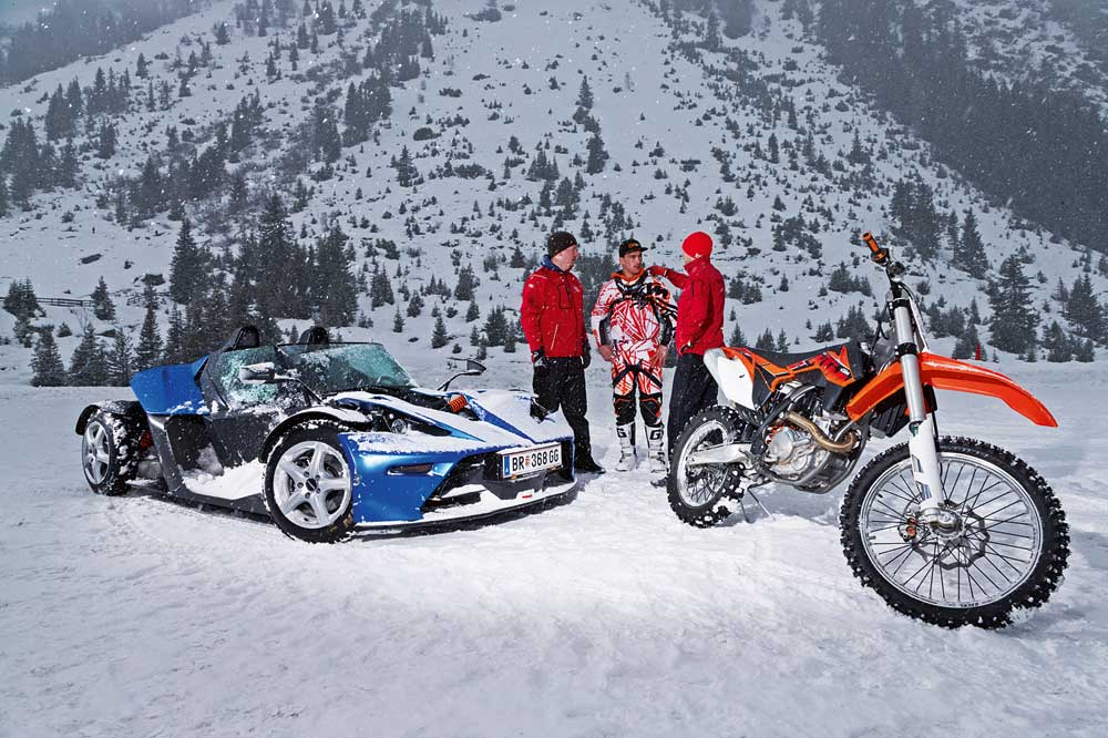 KTM XBow versus KTM 450 SXF en la nieve