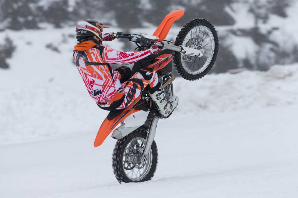 KTM XBow versus KTM 450 SXF en la nieve