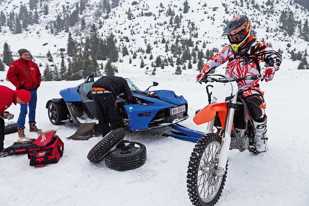 KTM XBow versus KTM 450 SXF en la nieve