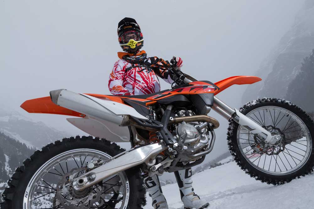 KTM XBow versus KTM 450 SXF en la nieve