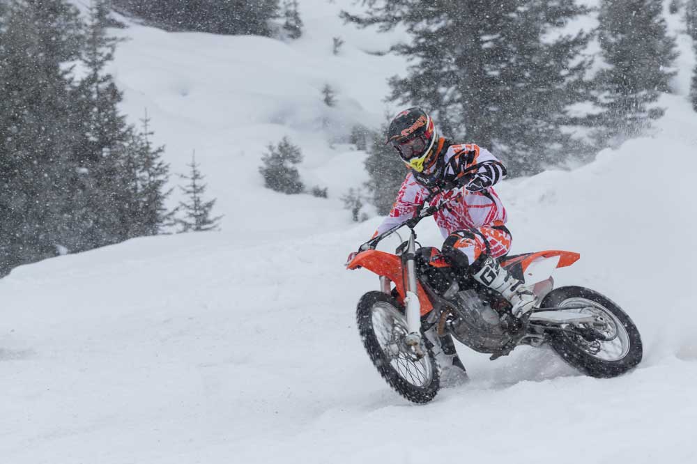 KTM XBow versus KTM 450 SXF en la nieve