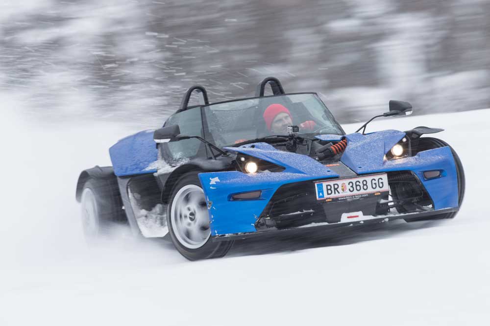 KTM XBow versus KTM 450 SXF en la nieve