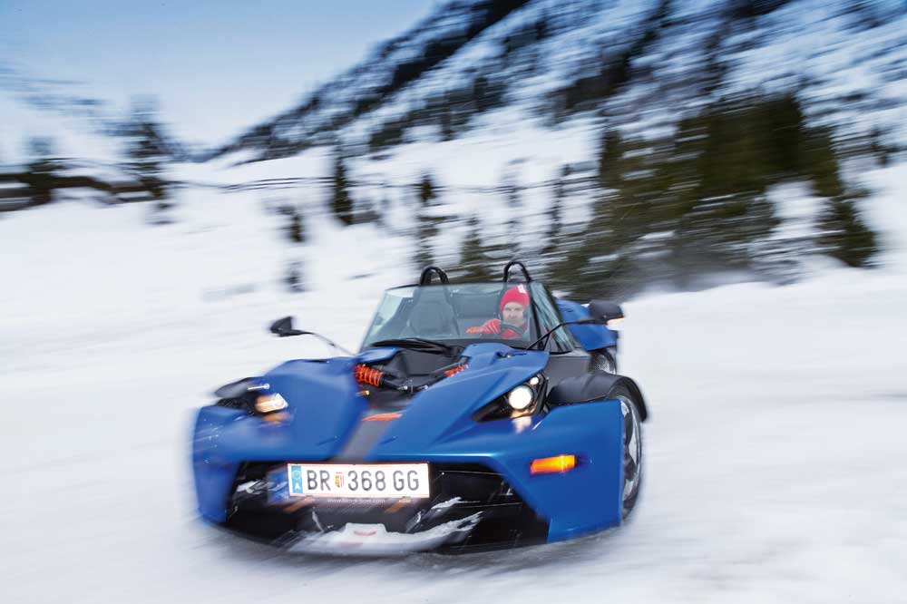 KTM XBow versus KTM 450 SXF en la nieve