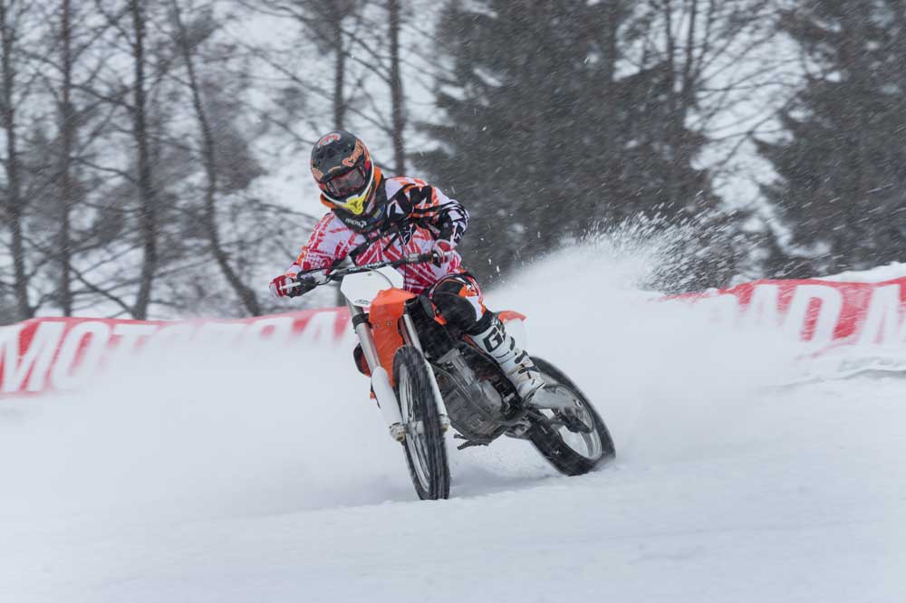 KTM XBow versus KTM 450 SXF en la nieve