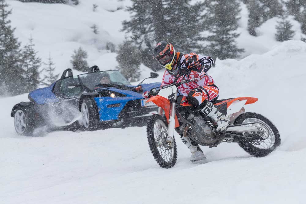 KTM XBow versus KTM 450 SXF en la nieve