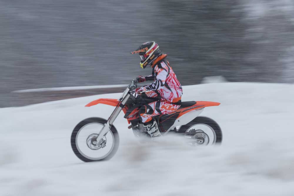 KTM XBow versus KTM 450 SXF en la nieve