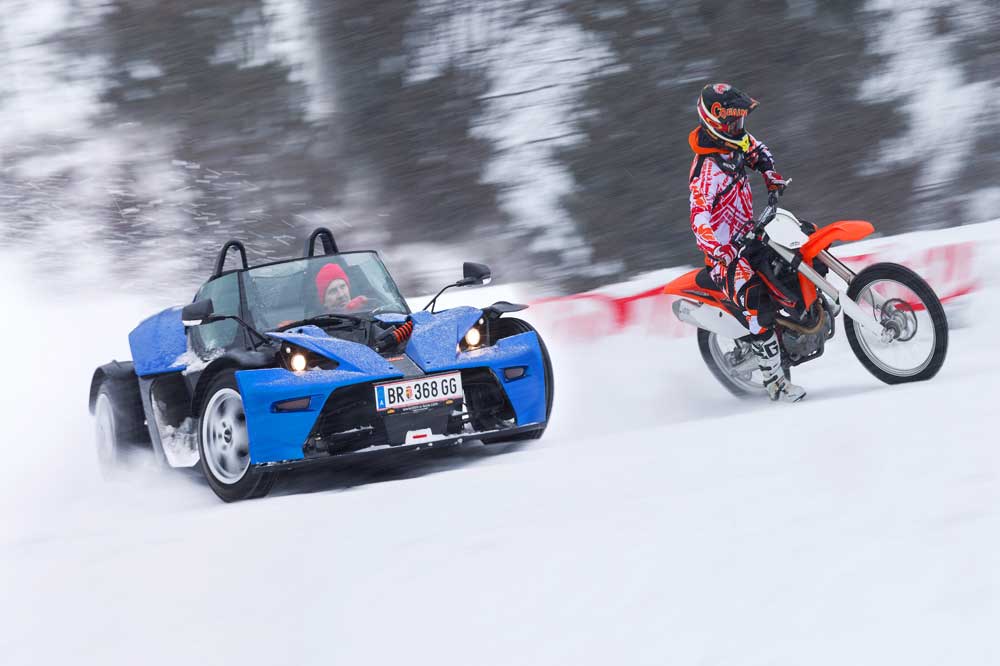 KTM XBow versus KTM 450 SXF en la nieve