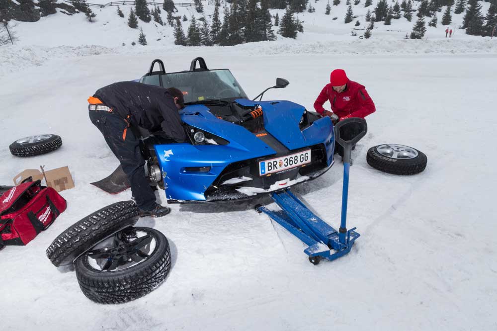 KTM XBow versus KTM 450 SXF en la nieve