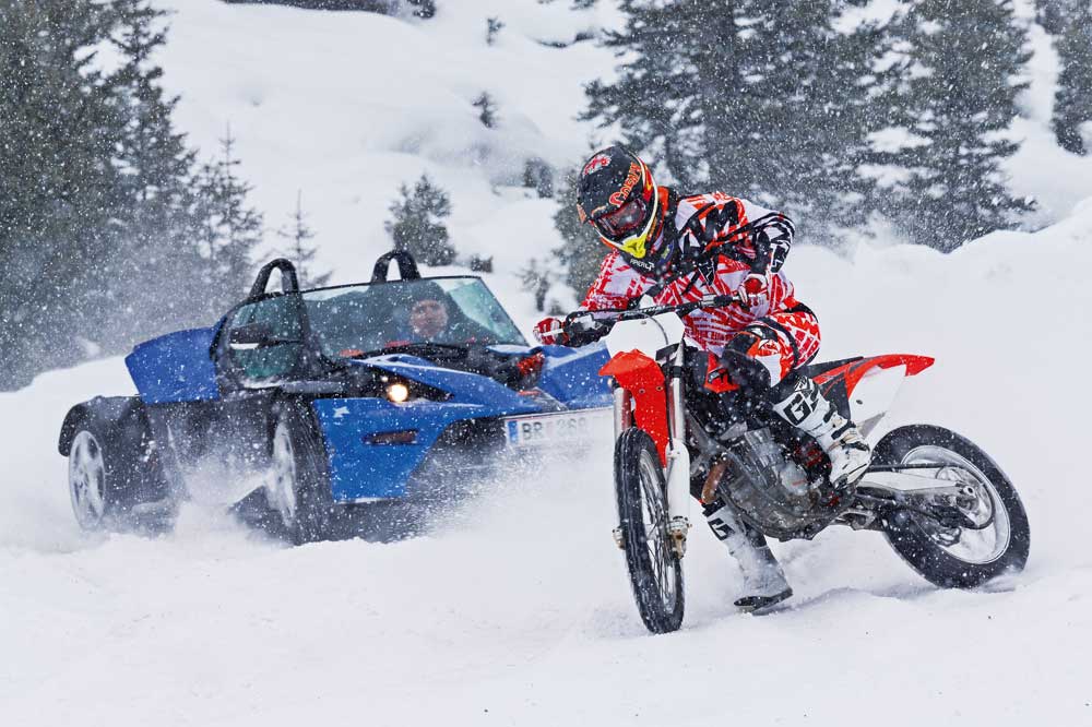 KTM XBow versus KTM 450 SXF en la nieve