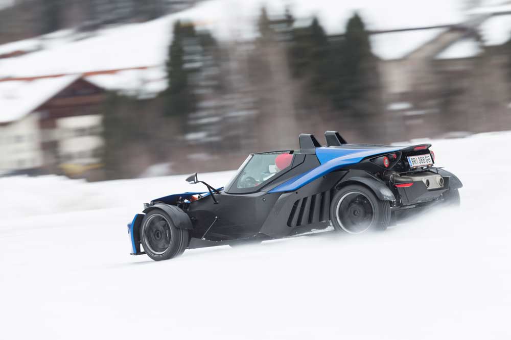 KTM XBow versus KTM 450 SXF en la nieve