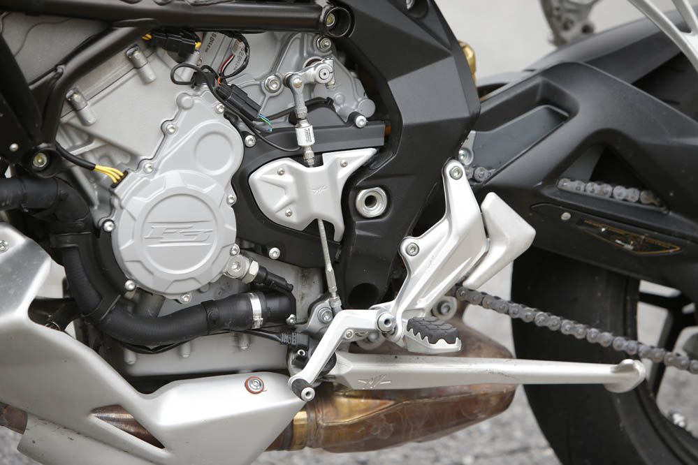 Comparativa supermotard: MV Agusta Rivale vs Ducati Hypermotard. Galería