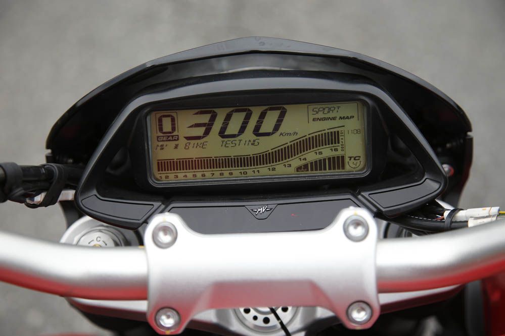 Comparativa supermotard: MV Agusta Rivale vs Ducati Hypermotard. Galería