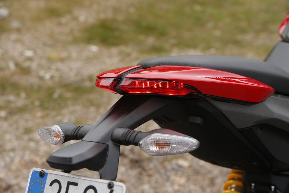 Comparativa supermotard: MV Agusta Rivale vs Ducati Hypermotard. Galería
