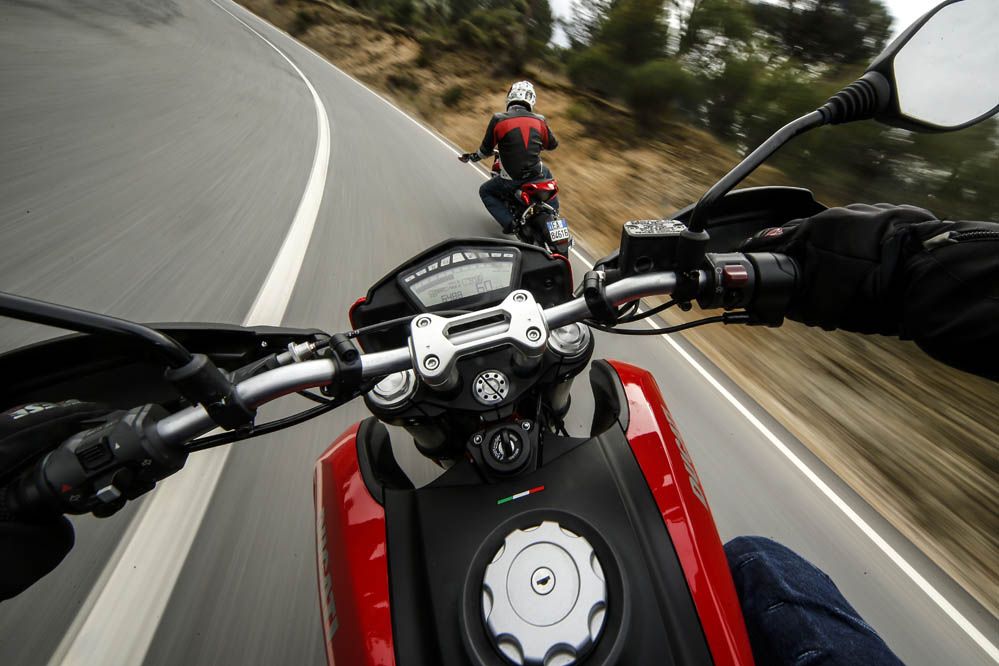 Comparativa supermotard: MV Agusta Rivale vs Ducati Hypermotard. Galería