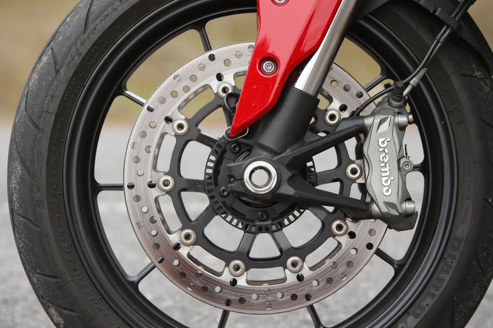 Comparativa supermotard: MV Agusta Rivale vs Ducati Hypermotard. Galería