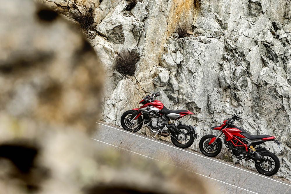 Comparativa supermotard: MV Agusta Rivale vs Ducati Hypermotard. Galería