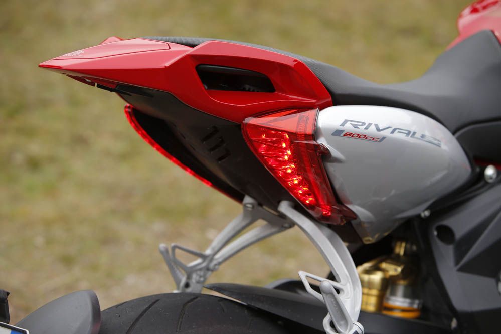 Comparativa supermotard: MV Agusta Rivale vs Ducati Hypermotard. Galería